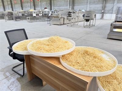 What issues should be noted when using microwave equipment to puff pork skin？